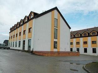 Hotel Chotol Horomerice Екстериор снимка