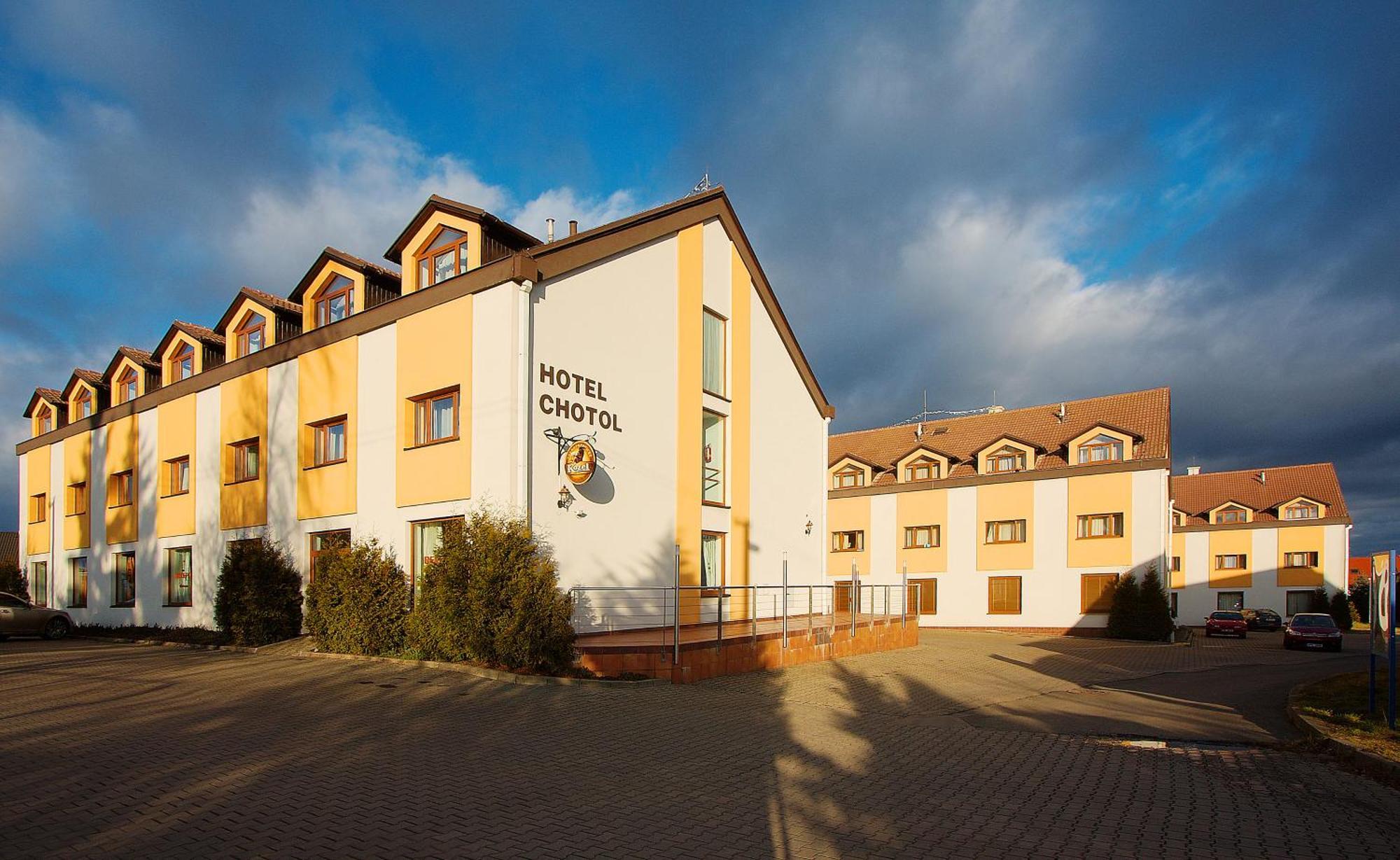 Hotel Chotol Horomerice Екстериор снимка