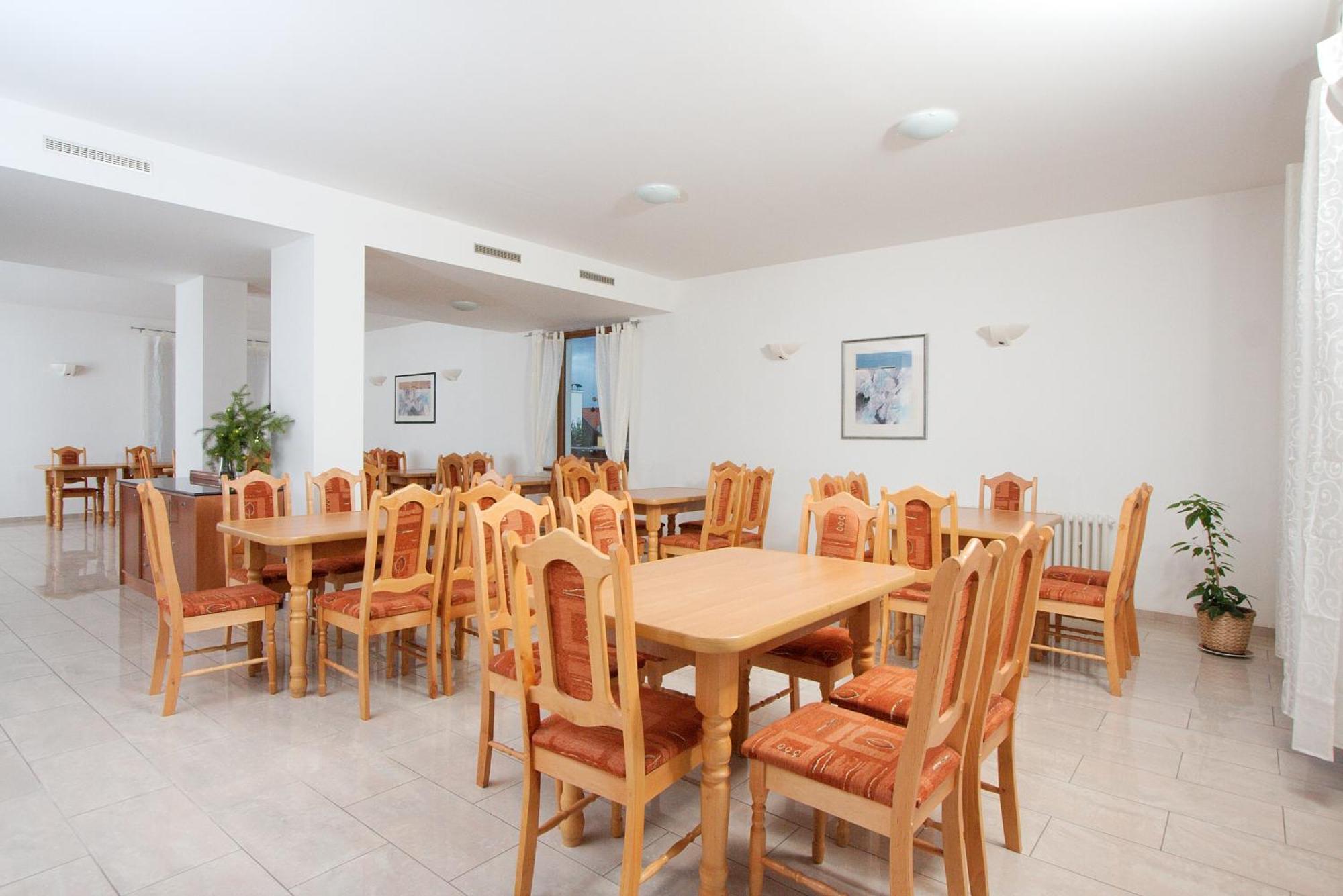 Hotel Chotol Horomerice Екстериор снимка