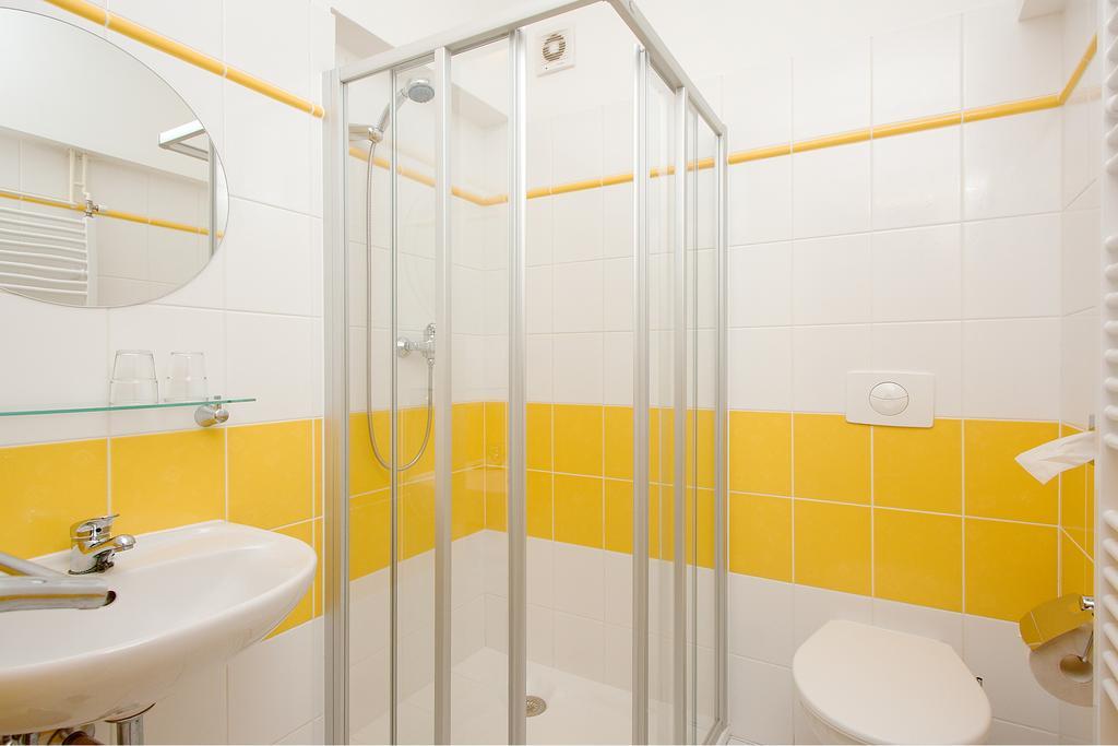 Hotel Chotol Horomerice Стая снимка