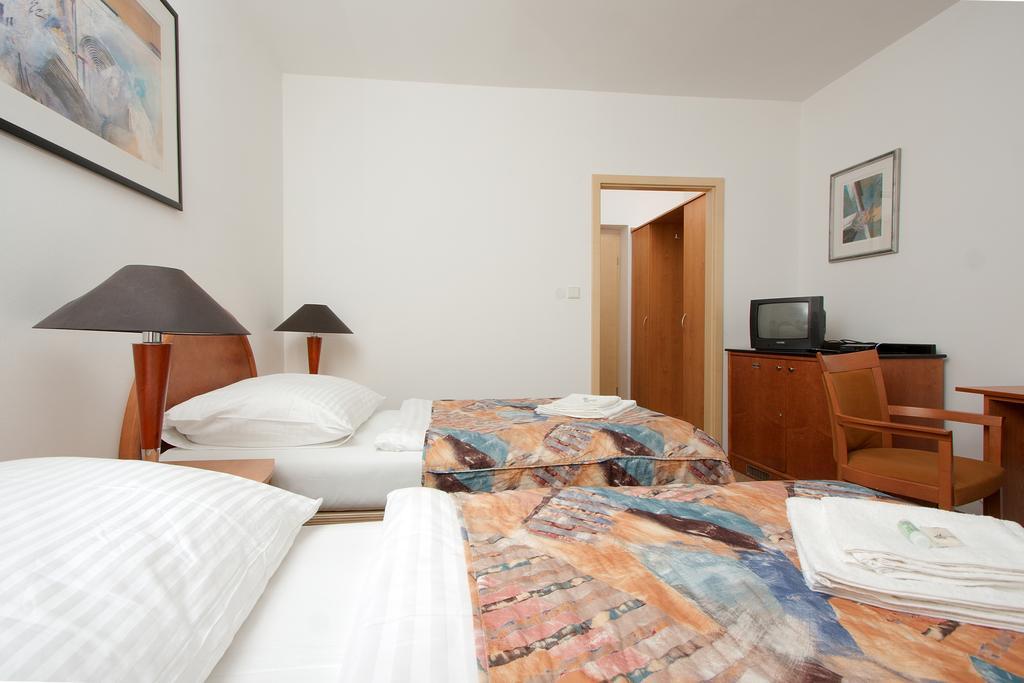 Hotel Chotol Horomerice Стая снимка