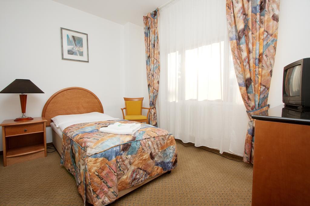 Hotel Chotol Horomerice Стая снимка