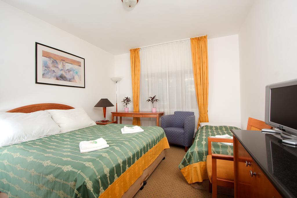 Hotel Chotol Horomerice Стая снимка